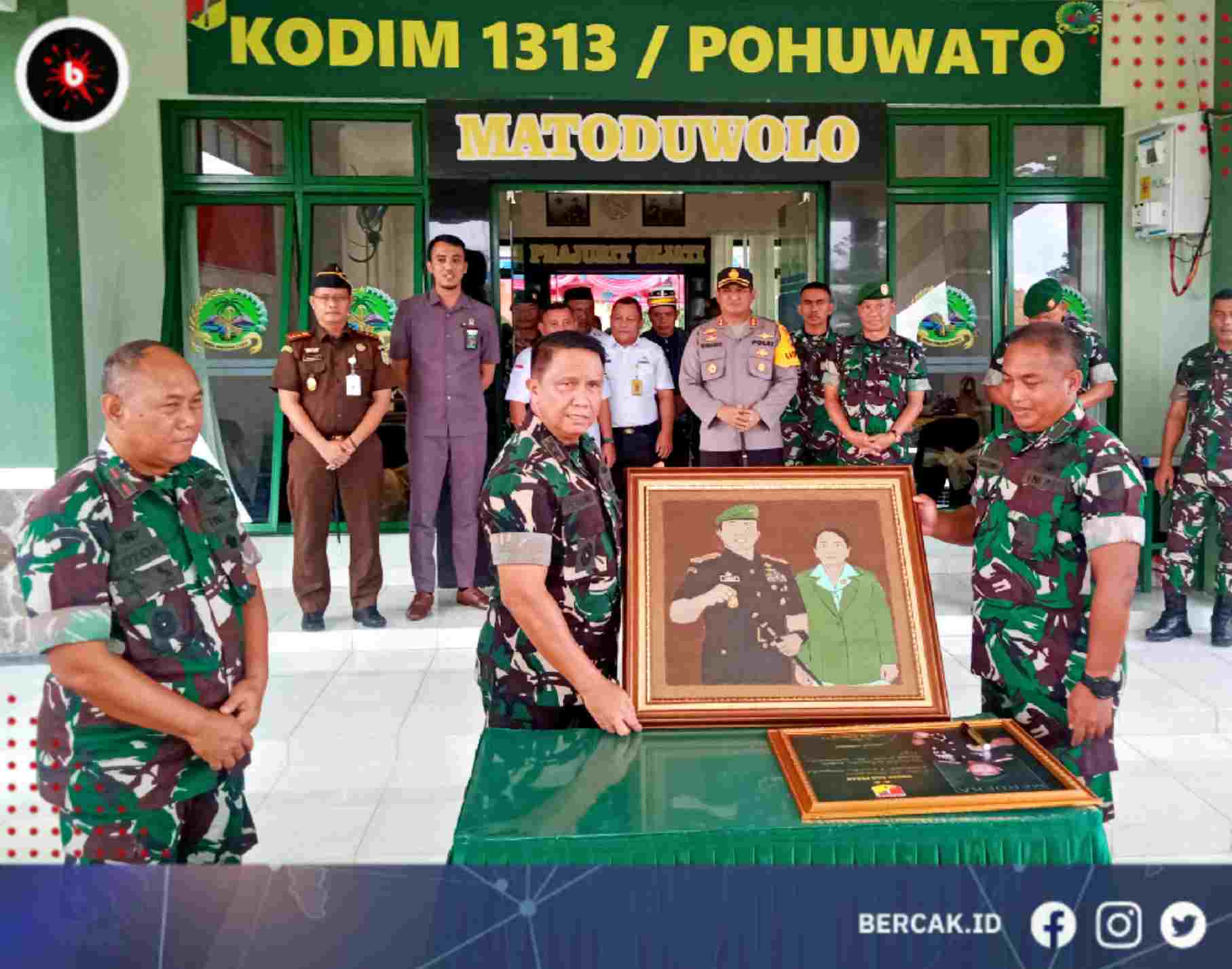 Potret Dandim 1313/Pohuwato Menyerahkan Hadiah Lukisan Kepada Pangdam XIII/Merdeka