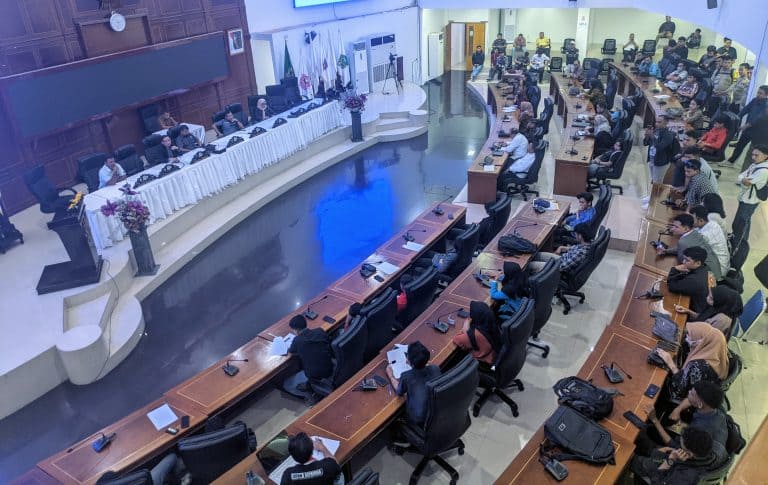 Rapat Dengar Pendapat yang berlangsung pada Senin (24/3/2025). (Foto: Bercak.id)