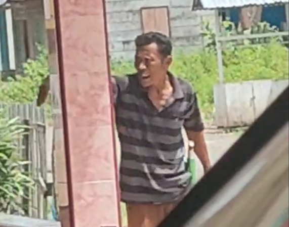 Oknum Kades saat menghampiri rumah warga (foto: tangkapan layar video yang beredar)