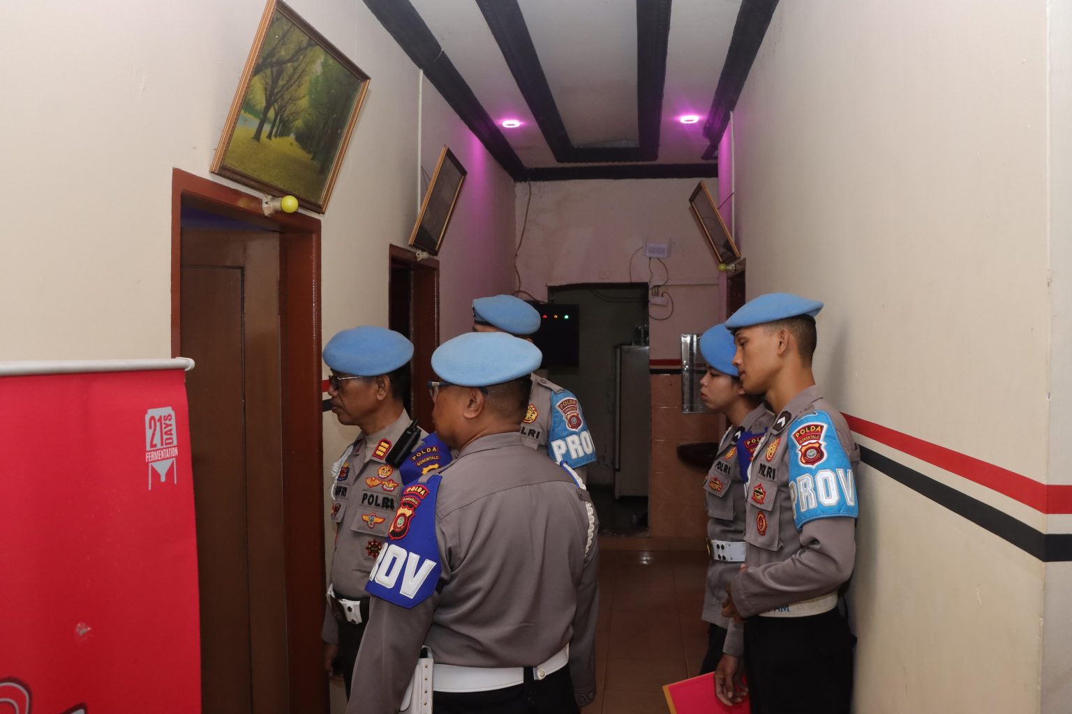 Pelaksanaan razia oleh Bid Propam Polda Gorontalo demi mengantisipasi pelanggaran internal anggota di tempat hiburan malam. (Foto: Istimewa)