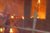 Kebakaran hebat melanda satu unit rumah milik warga di Desa Telaga, Kecamatan Popayato, Kabupaten Pohuwato, pada Minggu malam (20/10/2025) sekitar pukul 20.23 WITA. ( Istmw/Bercak.id)