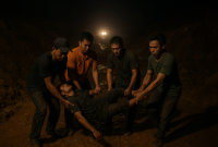 gambar ilustrasi sejumlah warga menolong pria yang tewas di tambang (AI/Bercak.Id)