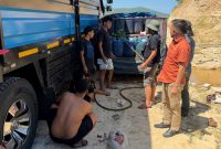 Satreskrim Polres Pohuwato saat melakukan penindakan terhadap dugaan penyalagunaan BBM Subsidi di Marisa. Foto: Polres Pohuwato