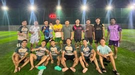 Sejumlah karyawan dan manager PT Loka Indah Lestari, Kecamatan Popayato kabupaten Pohuwato usai bermaymini soccer sebagai bentuyajang silaturahmi.Foto: Istw