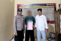 Satuan Reserse Kriminal (Satreskrim) Polres Pohuwato melalui Unit Perlindungan Perempuan dan Anak (PPA) melakukan penahanan terhadap Oknum Pegawai Negeri Sipil (PNS) di salah satu instansi pemerintah kabupaten Pohuwato berinisial AA alias U (43) yang telah ditetapkan sebagai tersangka dalam perkara dugaan kekerasan terhadap anak. Foto: Humas Polres Pohuwato.