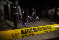 Ilustrasi evakuasi warga yang meninggal usai melarikan diri menghindari penggerebekan sabung ayam oleh aparat kepolisian. Foto AI 