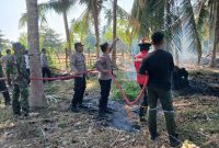 
Petugas memadamkan api yang terbakar di lahan warga Desa Maleo, kecamatan Paguat. Foto. Humas Polres Pohuwato