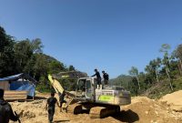 Satuan Reserse Kriminal (Satreskrim) Polres Pohuwato mengamankan dua unit alat berat jenis excavator dari dua lokasi berbeda yang diduga digunakan dalam aktivitas Pertambangan Emas Tanpa Izin (PETI) di Desa Hulawa, Kecamatan Buntulia, Kabupaten Pohuwato. Foto: Polres Pohuwato