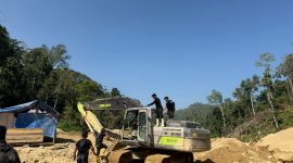 Satuan Reserse Kriminal (Satreskrim) Polres Pohuwato mengamankan dua unit alat berat jenis excavator dari dua lokasi berbeda yang diduga digunakan dalam aktivitas Pertambangan Emas Tanpa Izin (PETI) di Desa Hulawa, Kecamatan Buntulia, Kabupaten Pohuwato. Foto: Polres Pohuwato