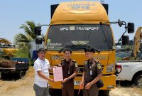 Tiga tersangka masing-masing berinisial MN, J, dan S, kini diserahkan Satreskrim Polres Pohuwato bersama sejumlah barang bukti kepada Kejaksaan Negeri Pohuwato melalui tahap II. Foto: Humas Polres Pohuwato