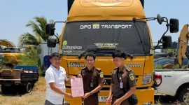 Tiga tersangka masing-masing berinisial MN, J, dan S, kini diserahkan Satreskrim Polres Pohuwato bersama sejumlah barang bukti kepada Kejaksaan Negeri Pohuwato melalui tahap II. Foto: Humas Polres Pohuwato