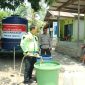 Kapolres Pohuwato AKBP H. Busroni, S.I.K., M.H., turut turun menyalurkan air bersih kepada masyarakat yang membutuhkan.Foto: Humas Polres Pohuwato