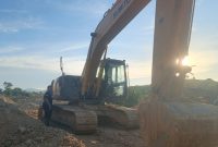 Satuan Reserse Kriminal (Satreskrim) Polres Pohuwato menyerahkan SM (48), tersangka dalam perkara dugaan Pertambangan Emas Tanpa Izin (PETI), kepada Kejaksaan Negeri Pohuwato.Foto; Polres Pohuwato