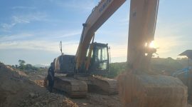 Satuan Reserse Kriminal (Satreskrim) Polres Pohuwato menyerahkan SM (48), tersangka dalam perkara dugaan Pertambangan Emas Tanpa Izin (PETI), kepada Kejaksaan Negeri Pohuwato.Foto; Polres Pohuwato