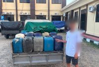 atuan Reserse Kriminal (Satreskrim) Polres Pohuwato menyerahkan tersangka berinisial MKP beserta sejumlah barang bukti dalam perkara dugaan penyalahgunaan pengangkutan dan/atau niaga bahan bakar minyak (BBM) bersubsidi kepada pihak kejaksaan. Foto: Polres Pohuwato