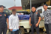 Satuan Reserse Kriminal (Satreskrim) Polres Pohuwato menyerahkan dua tersangka beserta barang bukti perkara dugaan penyalahgunaan pengangkutan dan/atau niaga bahan bakar minyak (BBM) bersubsidi kepada Kejaksaan Negeri Pohuwato.Foto: Polres Pohuwato
